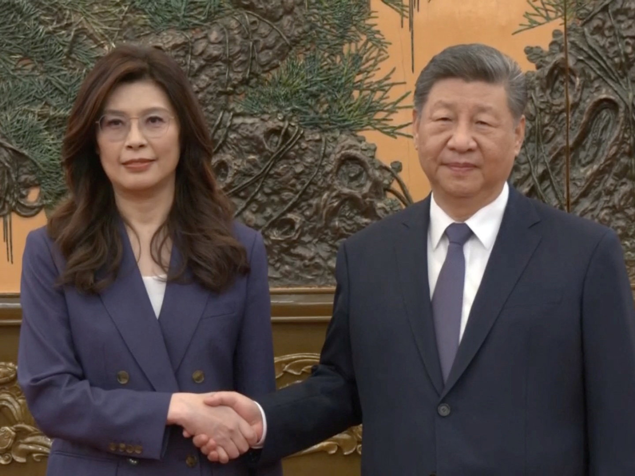習近平在北京會見鄭麗文。（路透社）