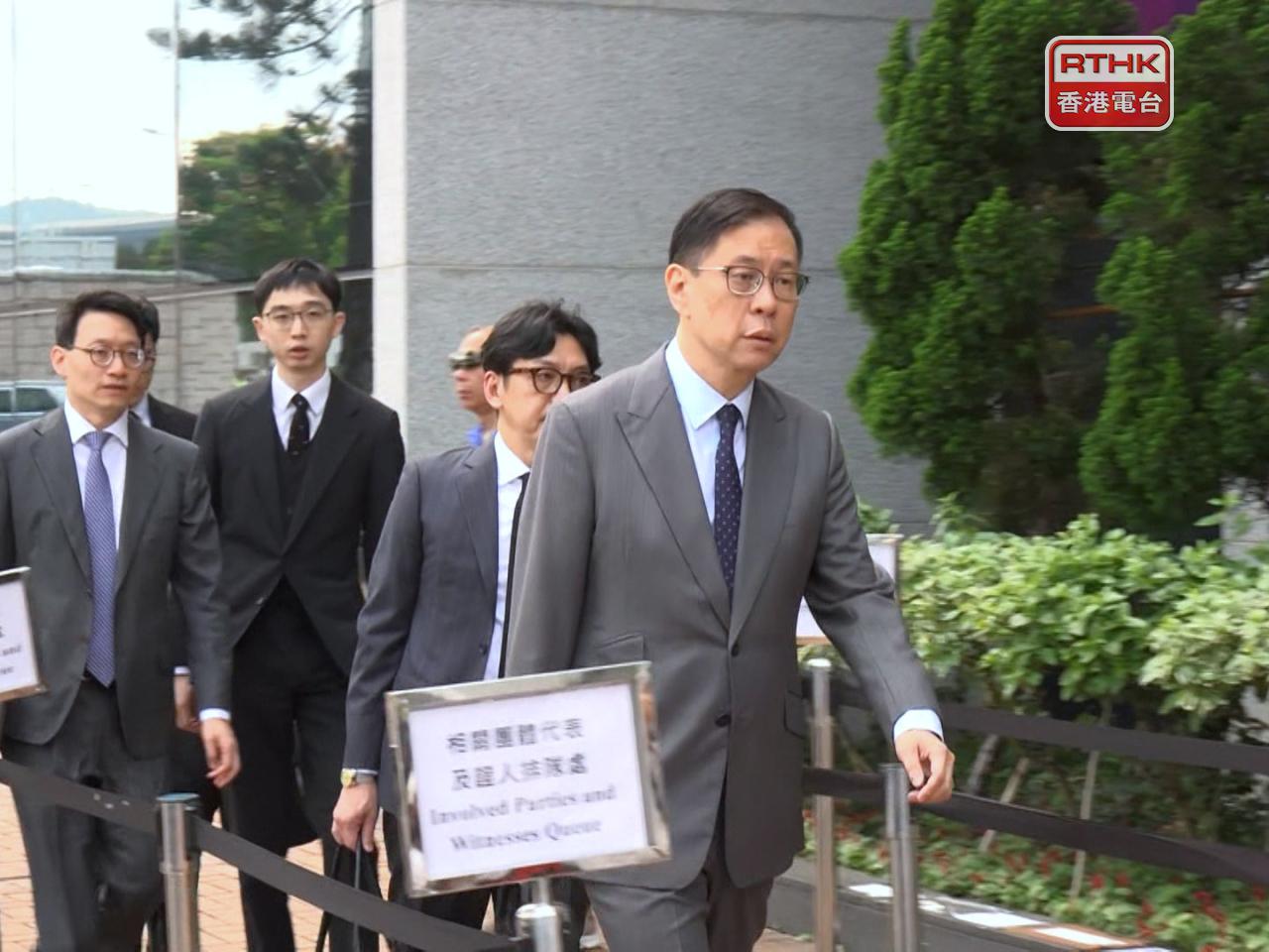 委員會資深大律師杜淦堃（右一）出席宏福苑火災聽證會。（鍾家銘攝）