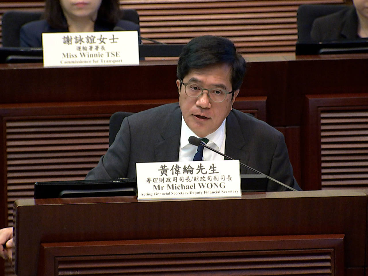 黃偉綸指現時政府不想猜測兩個月後的情況，如屆時社會有需要，政府會及時出手。