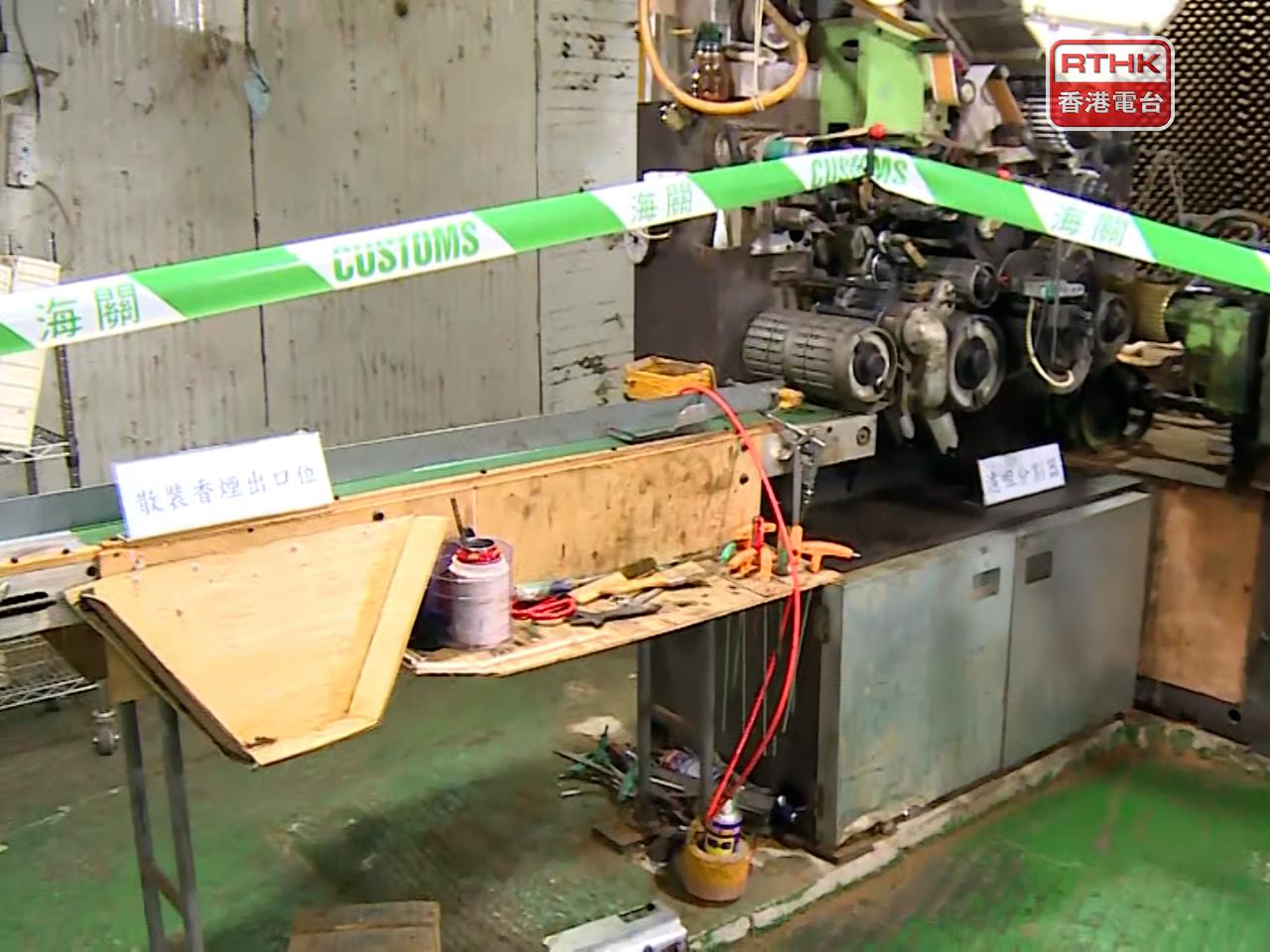 海關採取突擊行動搜查鐵皮倉，發現鐵皮倉的中央設有密室，內有一條完整製造私煙的生產線，有兩批分別負責捲煙及包裝的機器。（張連登攝）
