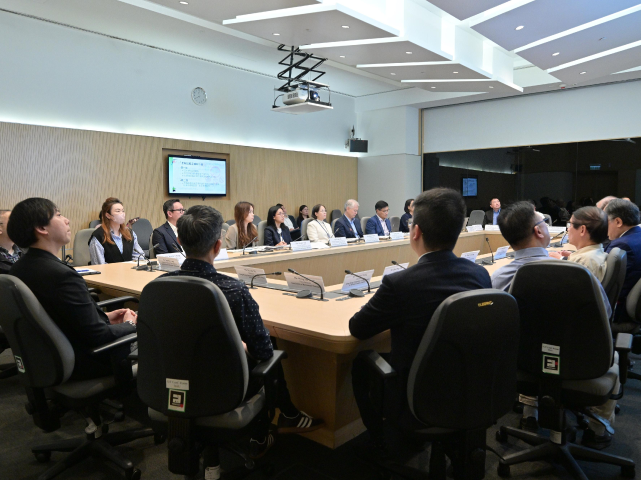 環境及生態局今日與參與業界代表會面，分享政府防治鼠患蚊患的經驗。（政府新聞處）