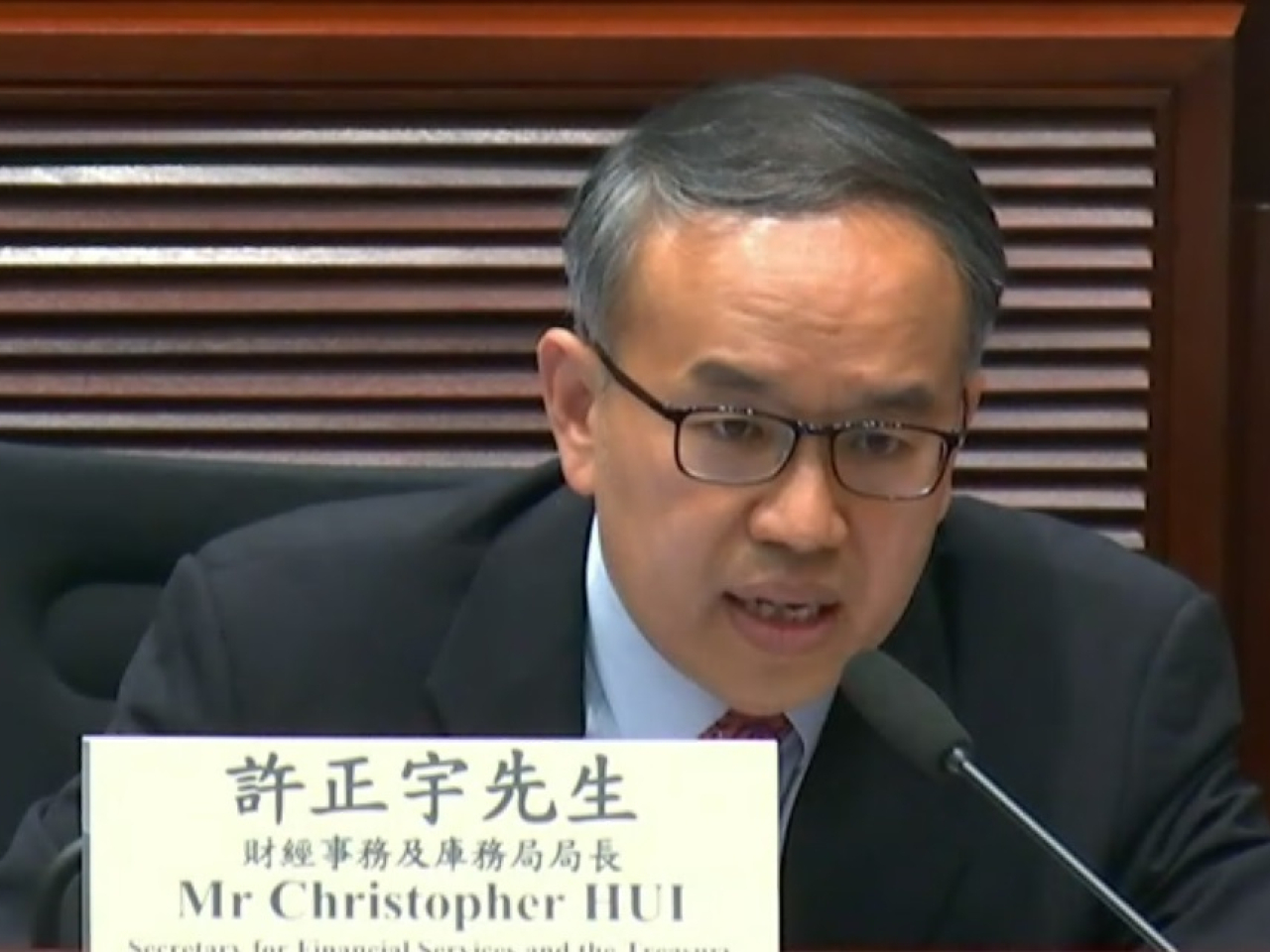 許正宇表示，經檢視後，23個在政府帳目外基金，維持現行財務安排。（網上直播截圖）