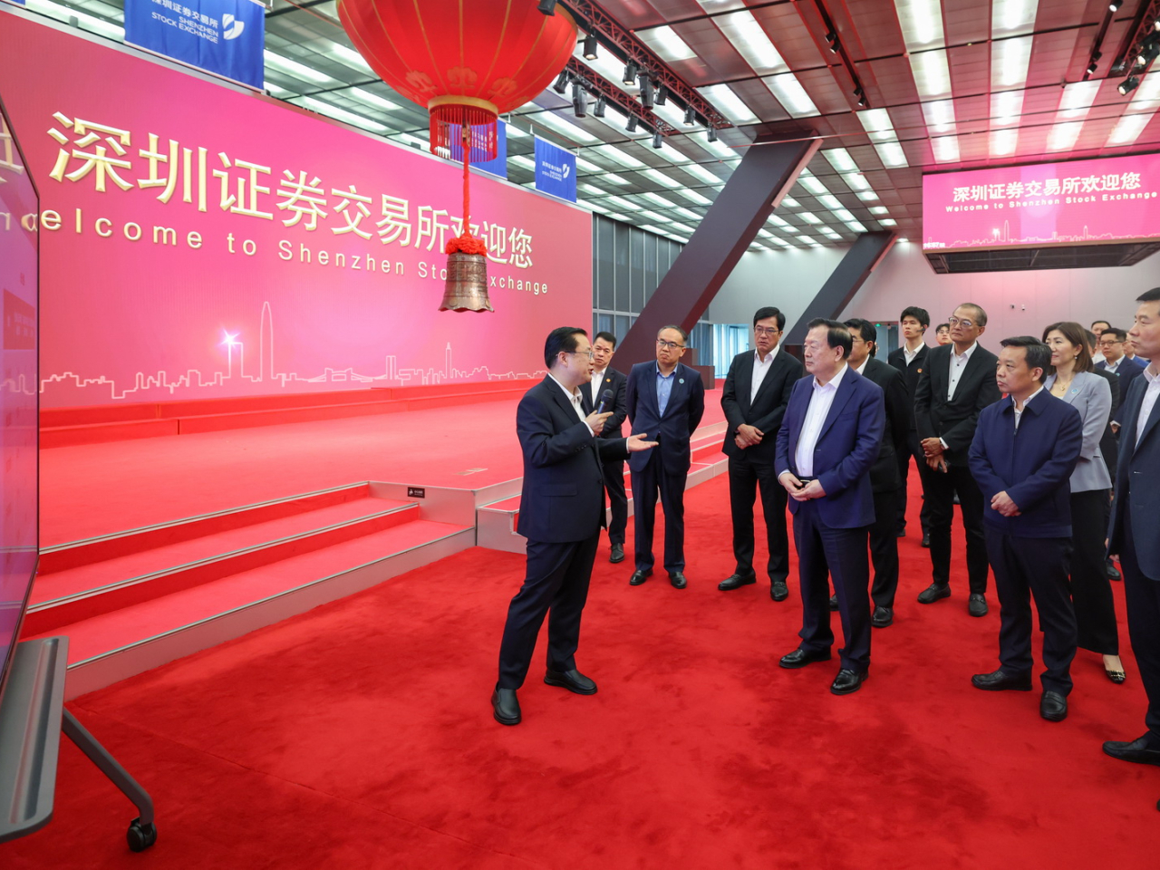 夏寶龍在深圳證券交易所調研。（港澳辦網站）