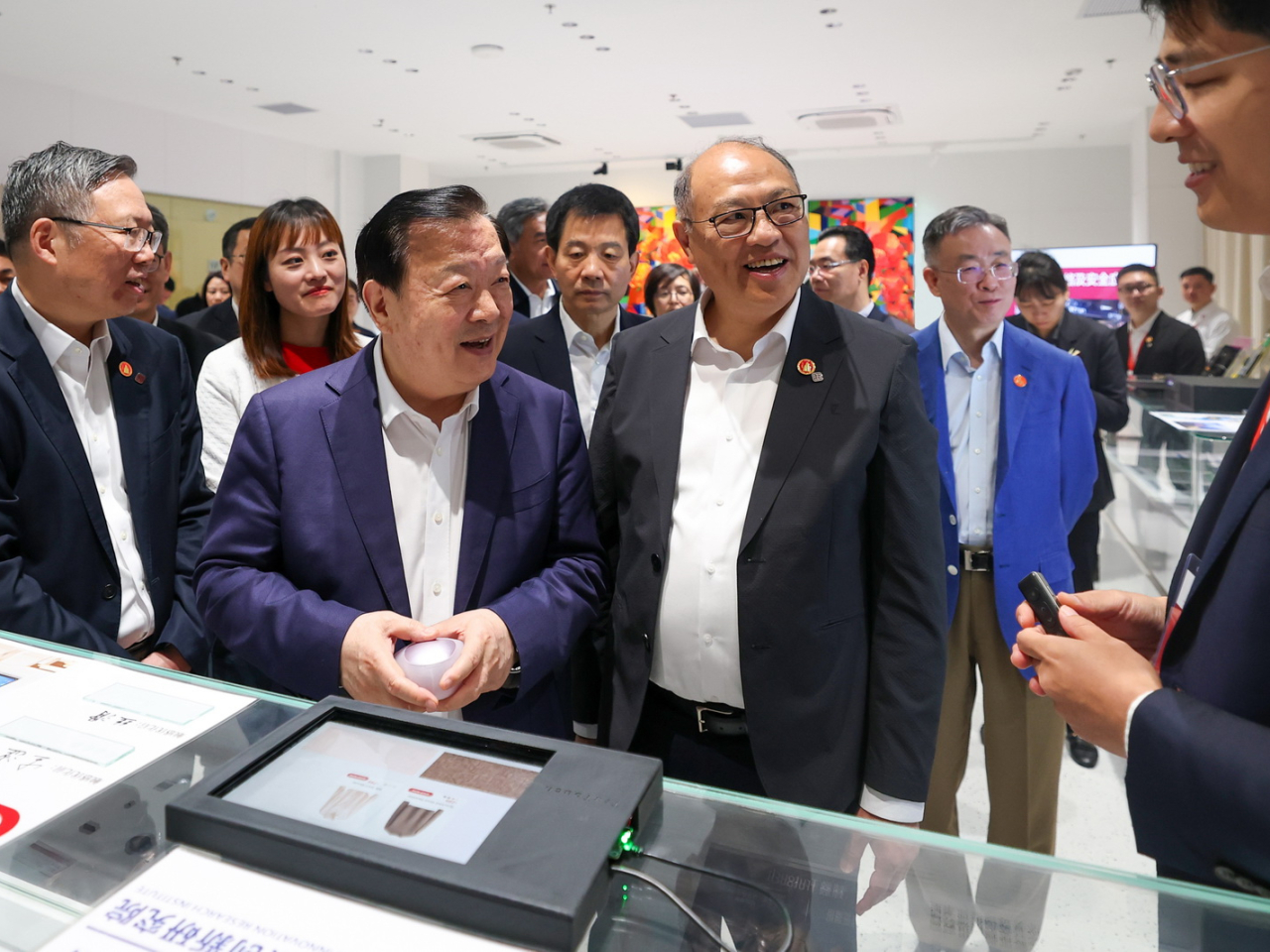 夏寶龍在香港理工大學大亞灣研究院調研。（港澳辦網站）