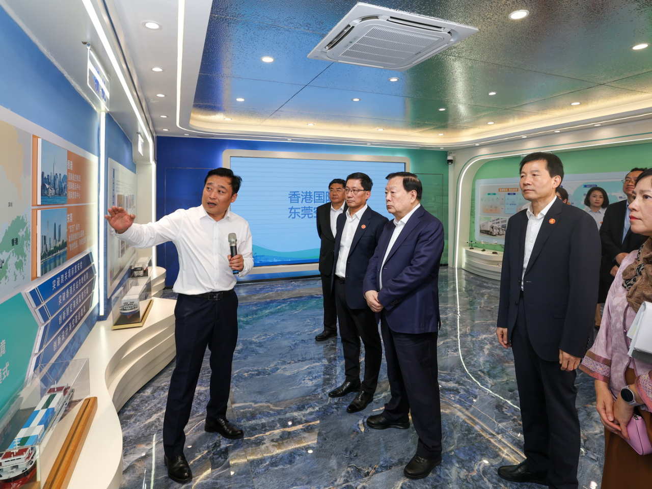 夏寶龍在香港國際機場東莞空港中心調研。（港澳辦網站）