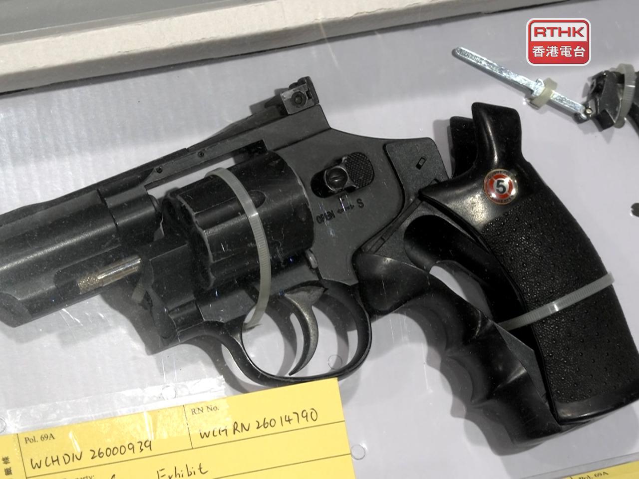 警方在疑犯身上搜出涉案氣槍。（孔令輝攝）