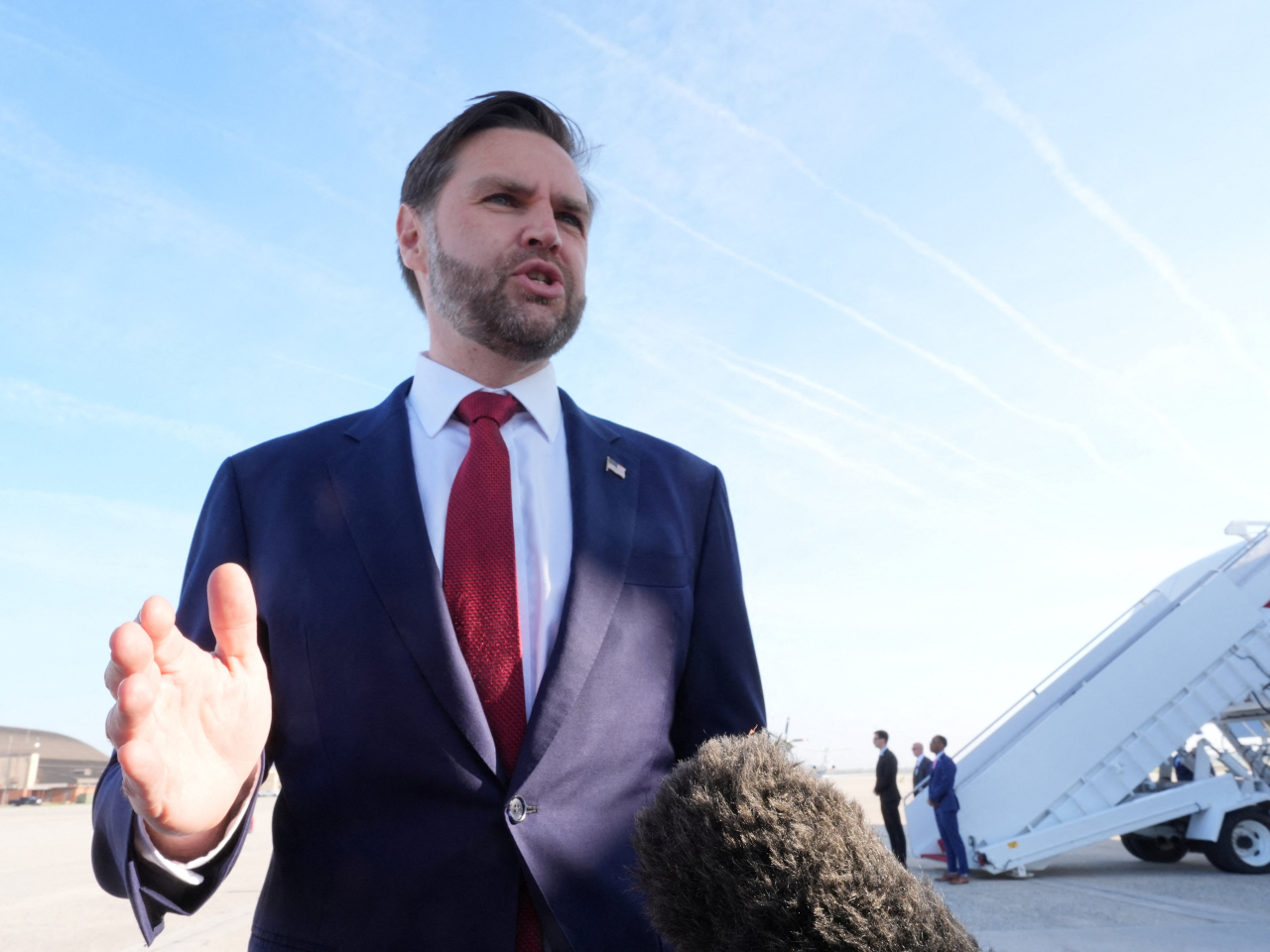 萬斯啟程前往巴基斯坦與伊朗談判。（路透社）