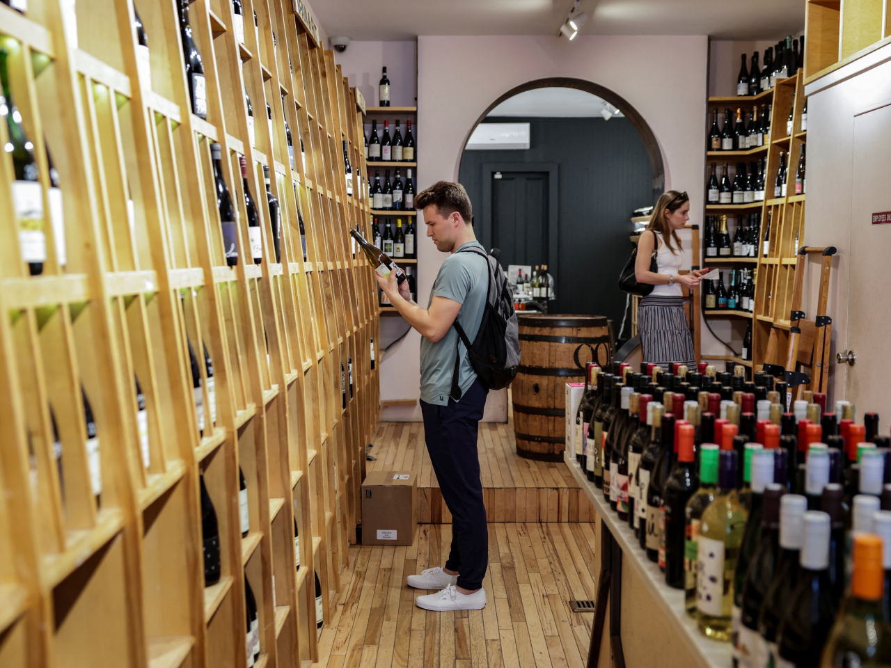 密歇根大學4月消費者信心指數初值跌至47.6，創新低，不同年齡層消費信心都惡化。（路透社資料圖片）