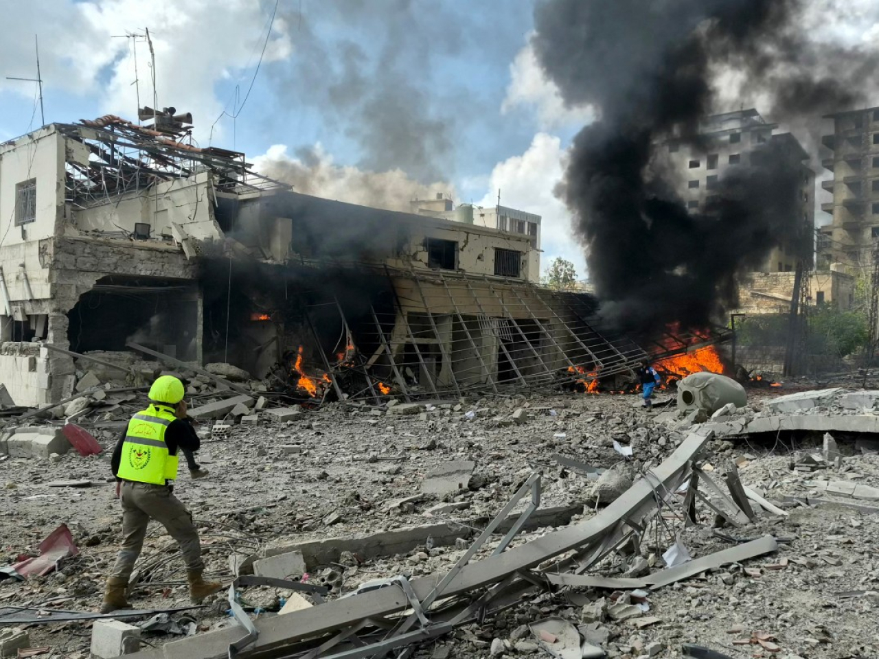 黎巴嫩南部納巴提耶一座政府大樓受損。（法新社）