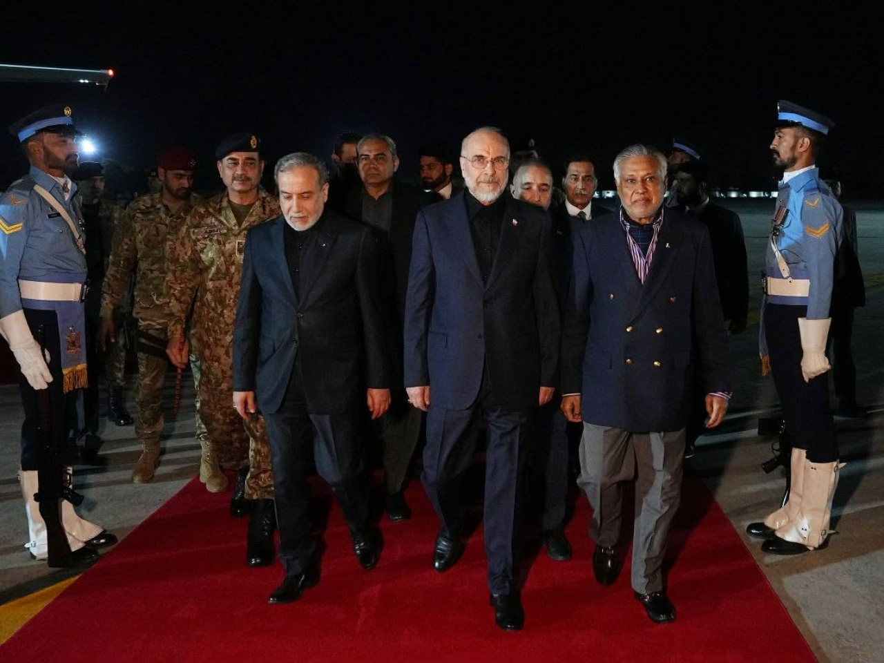 伊朗議長卡利巴夫率領的伊方代表團抵達伊斯蘭堡。（央視新聞圖片）