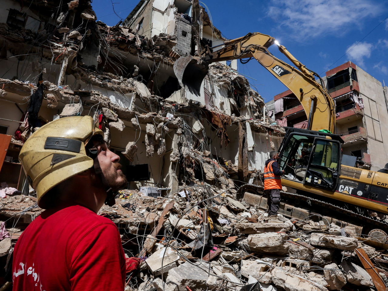 黎巴嫩首都貝魯特有建築物被炸中損毀。（路透社）