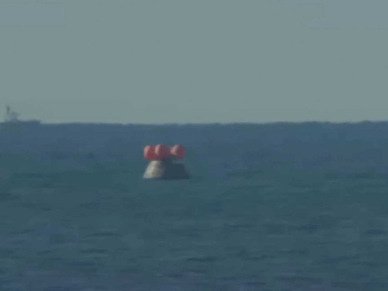 獵戶座飛船濺落加州聖迭戈附近海域。（路透社）