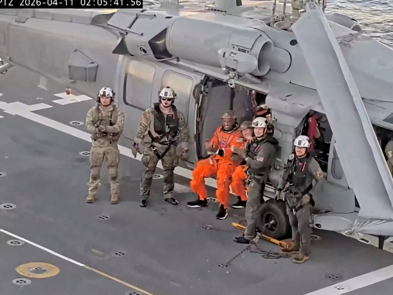 太空人由直升機送上美軍運輸艦。（路透社）