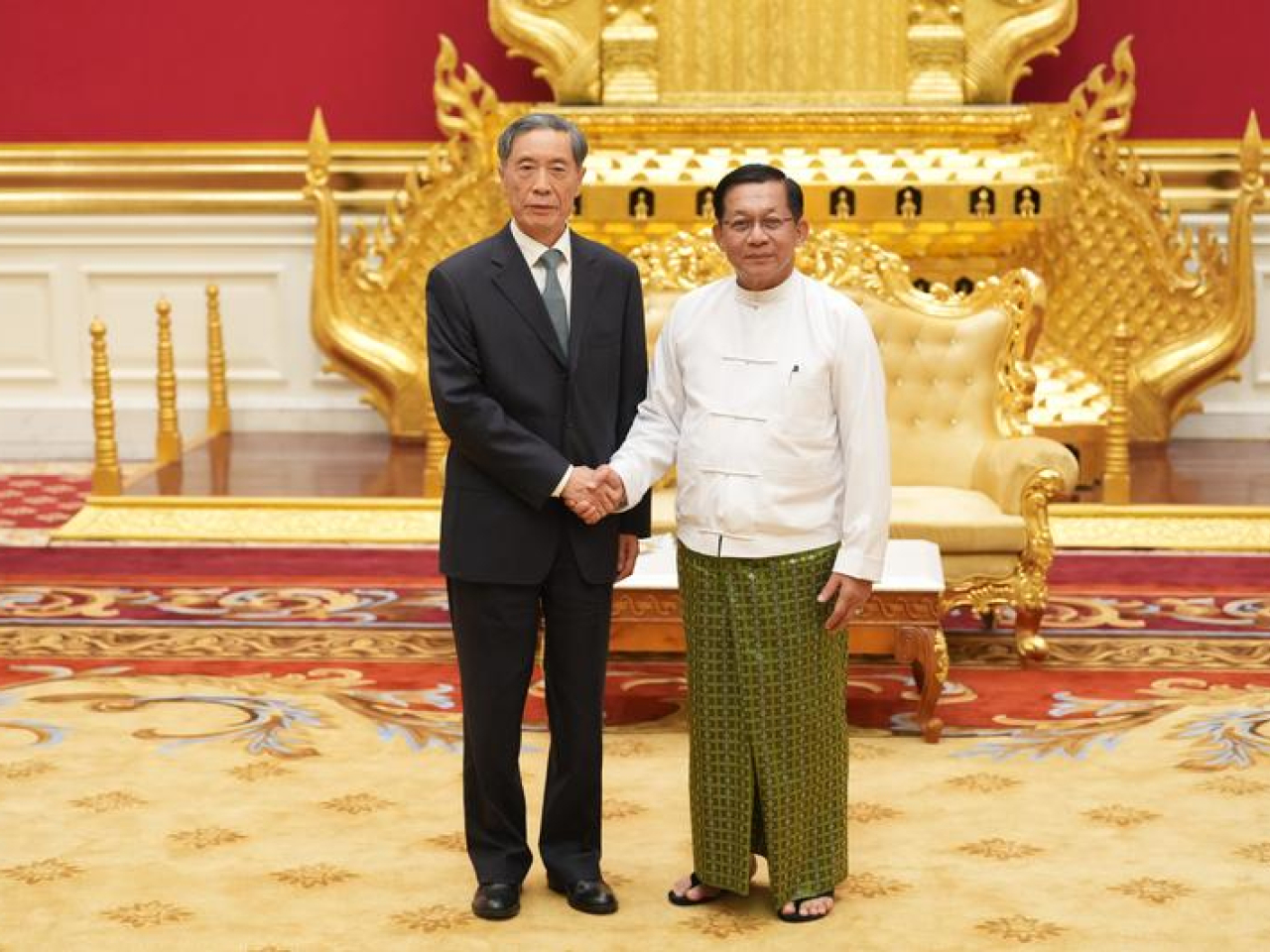 緬甸新總統敏昂萊宣誓就職後，與中國特使、全國政協副主席姜信治會面。（新華社）