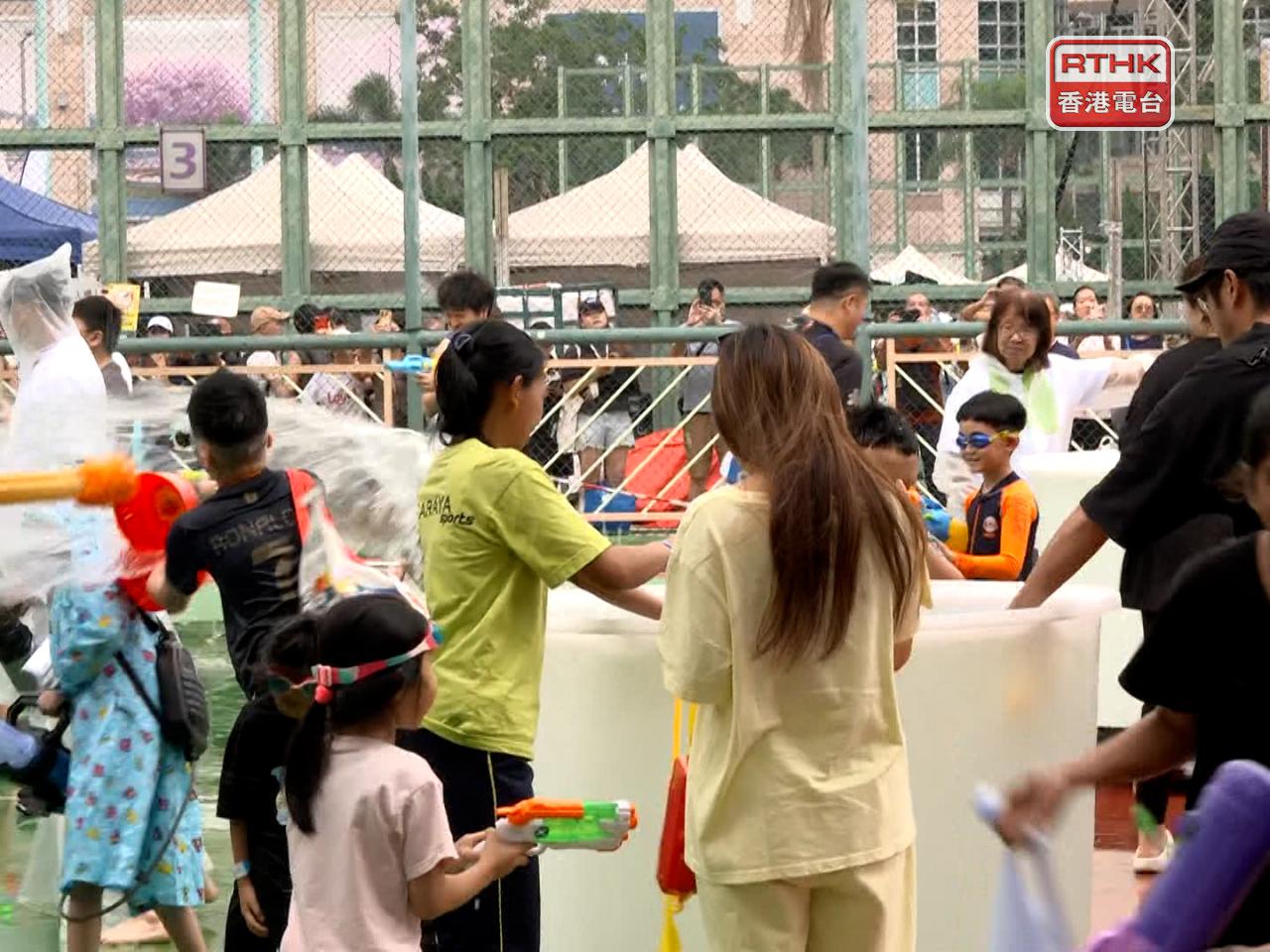 一年一度的九龍城潑水節活動，今明兩日在九龍城賈炳達道公園舉行。（孔令輝攝）
