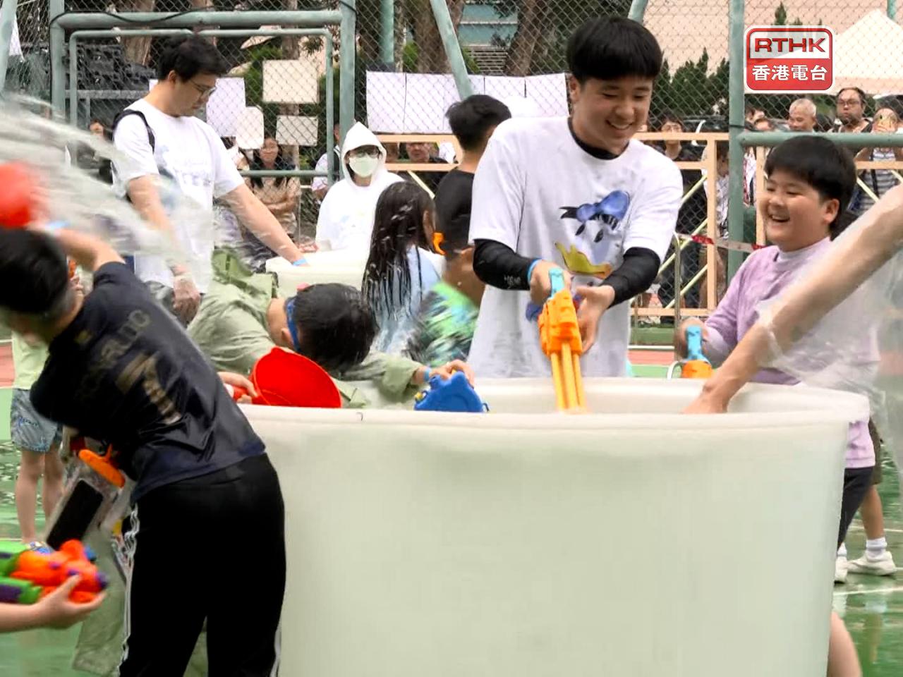 九龍城潑水節今明兩日在九龍城賈炳達道公園舉行。（孔令輝攝）
