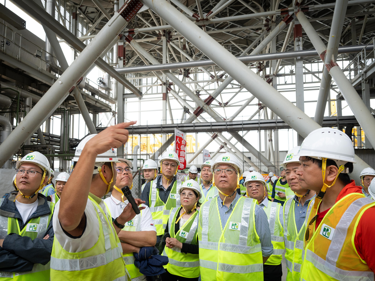 謝展寰（中）聯同多名立法會議員，視察「I&middot;PARK1」的不同設備。（政府新聞處）