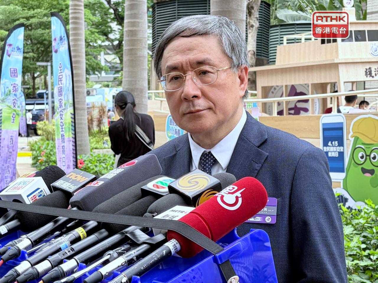 卓永興表示，約1700戶宏福苑居民可按安排時段上樓。（鄧鈞尤攝）