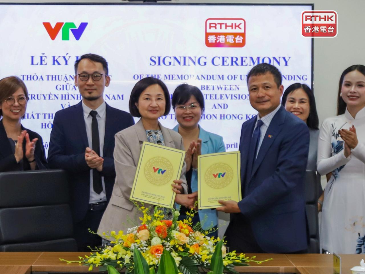 廣播處長關婉儀（前排左）與越南電視台副台長杜德黃（前排右）簽署合作備忘錄。