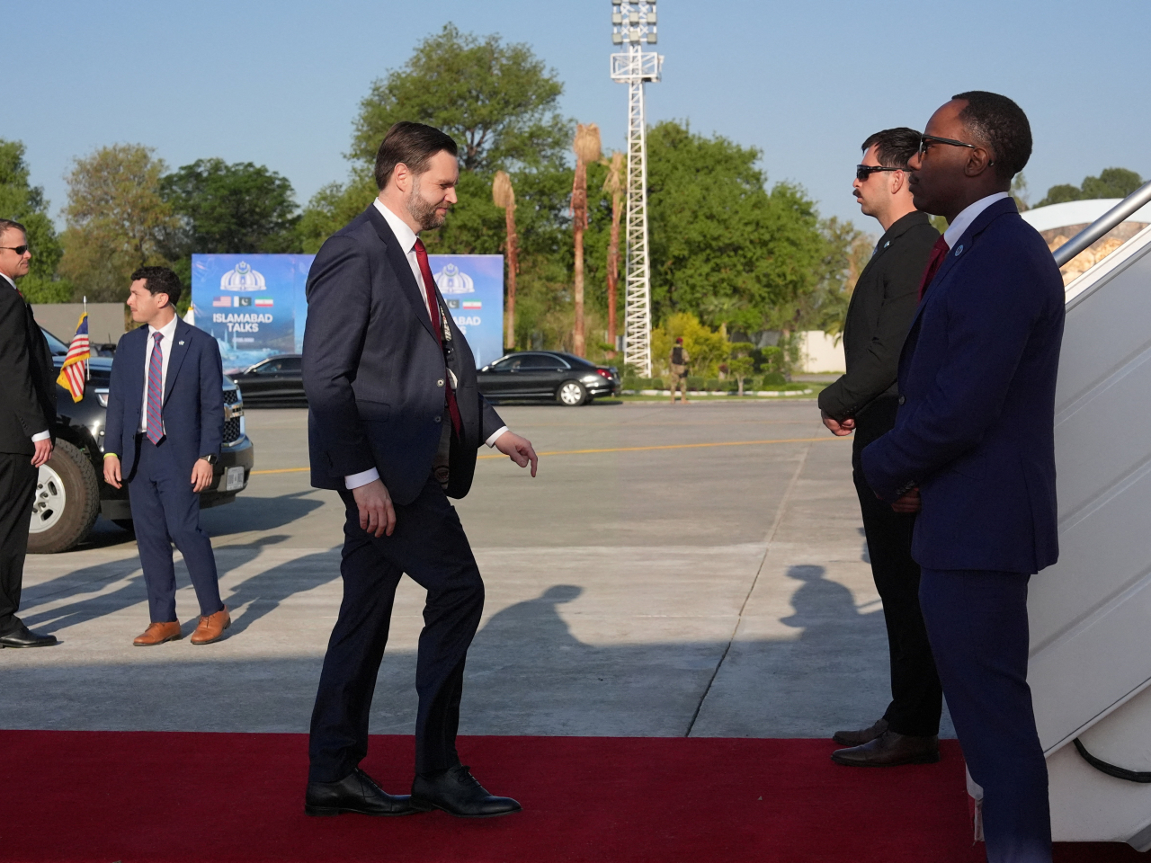 美國副總統萬斯在談判未能達成協議後離開巴基斯坦。（路透社）