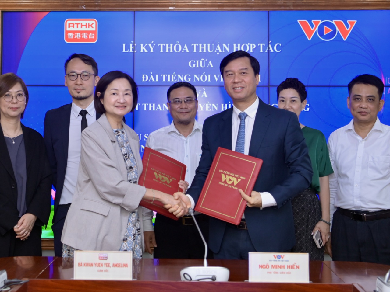 Angelina Kwan signs an MOU with VOV Vice President Ngo Minh Hien. Photo: RTHK