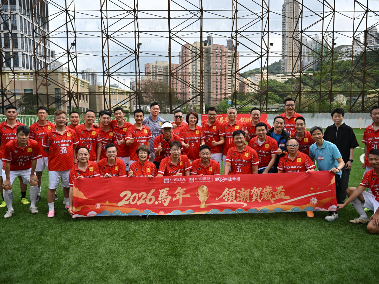 李慧琼為立法會足球隊參與建築業界舉辦的「領潮賀歲盃」特邀表演賽主持開球禮。（李慧琼社交專頁圖片）
