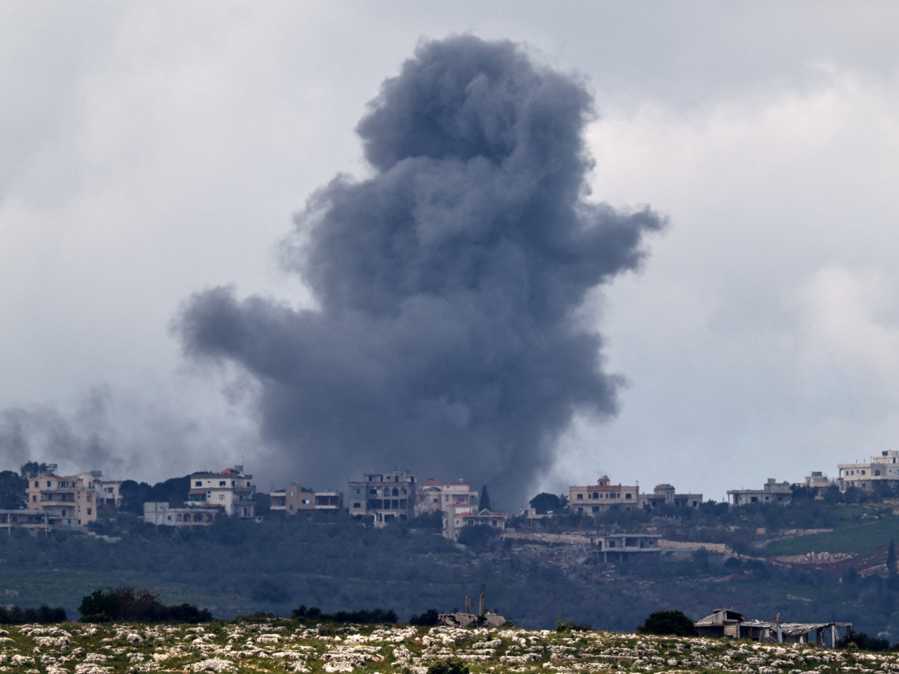黎巴嫩有目標被擊中冒煙。(路透社)