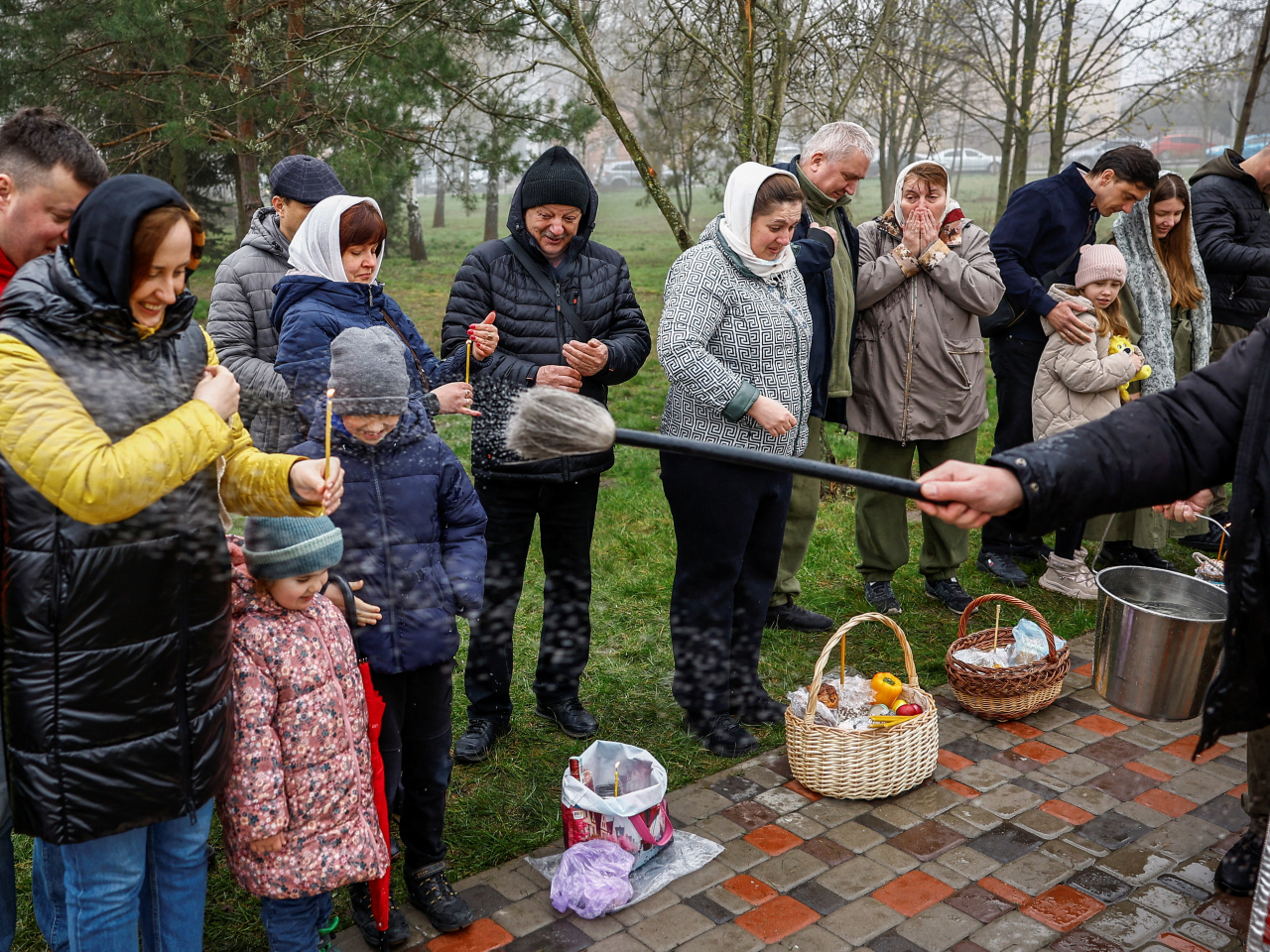 烏克蘭基輔地區有民眾出席復活節活動。(路透社)
