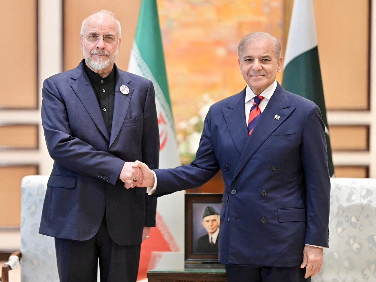 伊朗議長卡利巴夫在與美國代表團談判前，先與巴基斯坦總理夏巴茲會面。（路透社資料圖片）