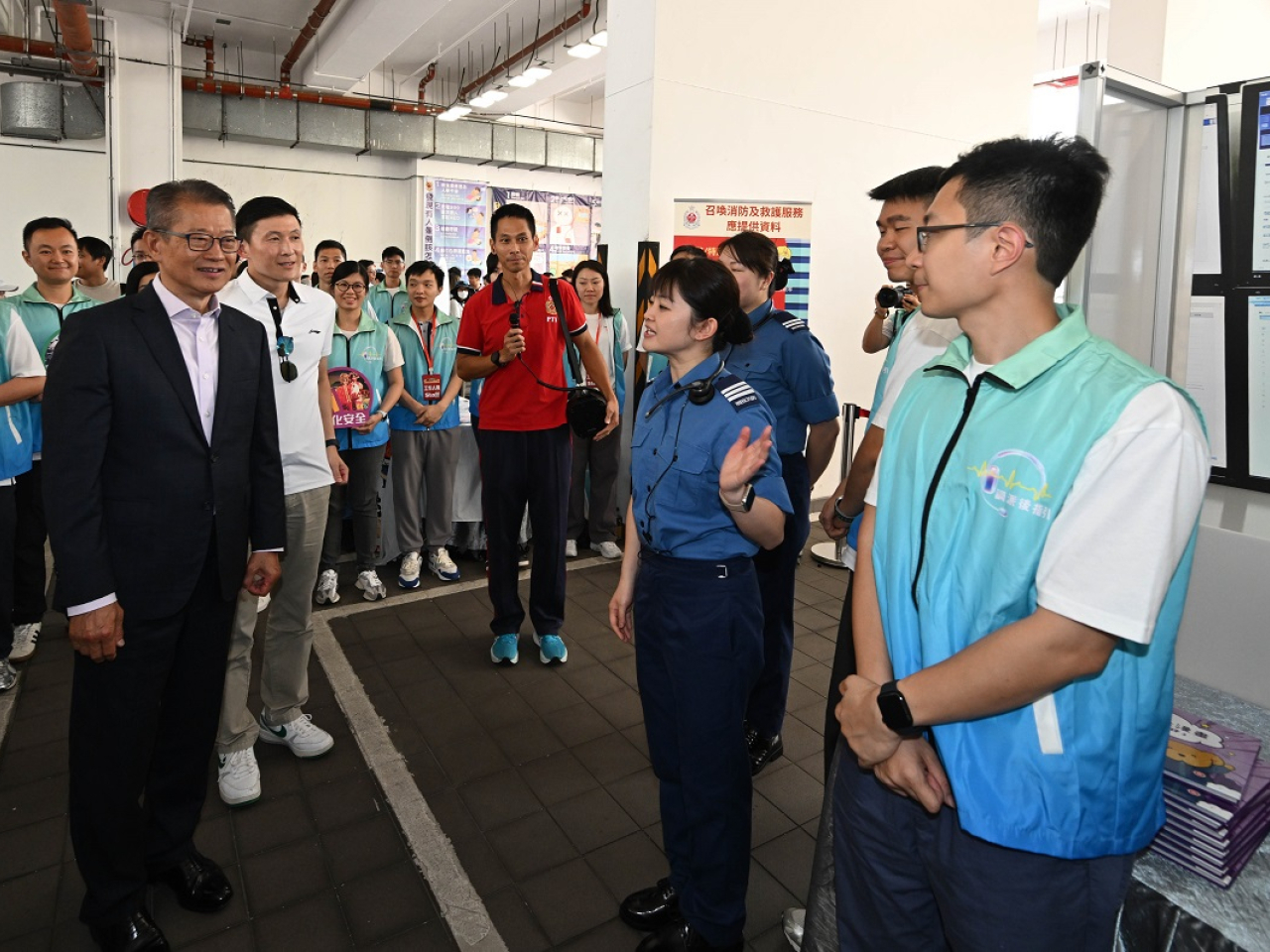 陳茂波參觀國家安全教育攤位，並到訪學院內的國家安全教育暨資源中心。（政府新聞處）
