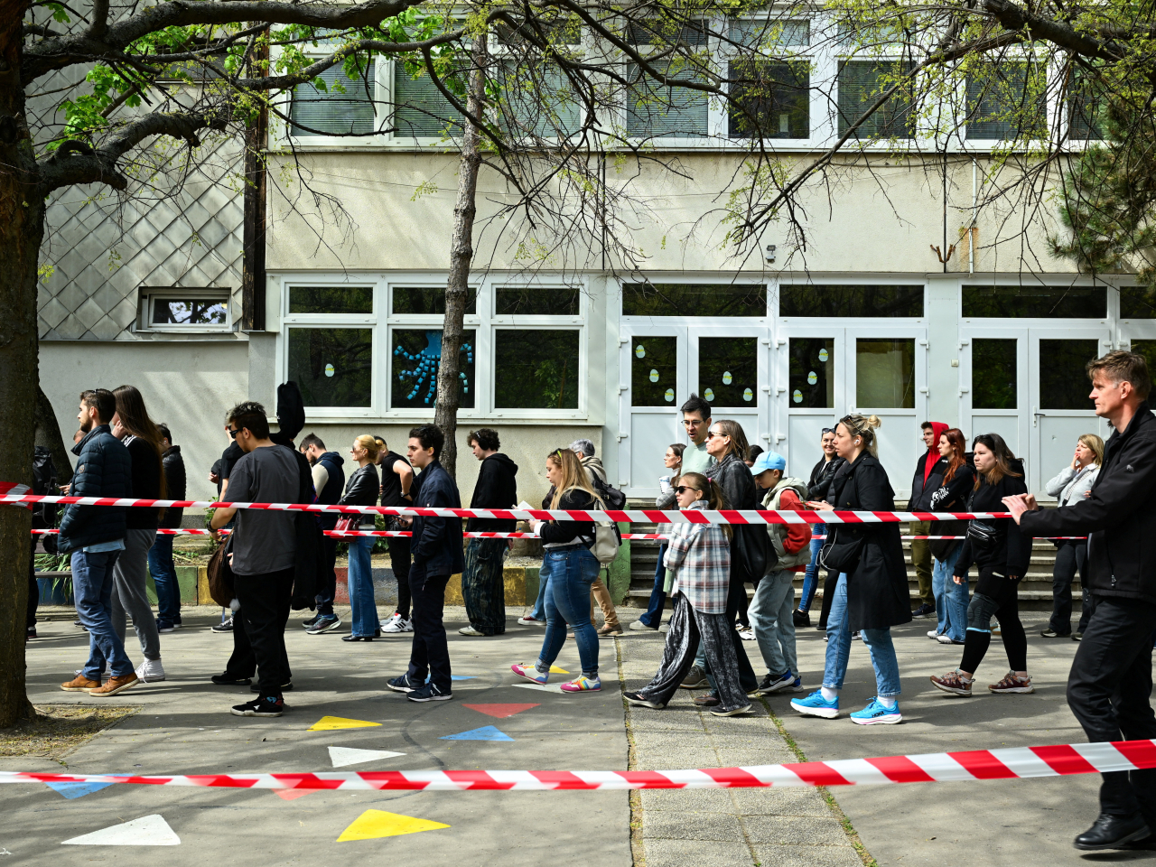 在布達佩斯一個票站外，大批等候投票的選民排隊。（路透社）