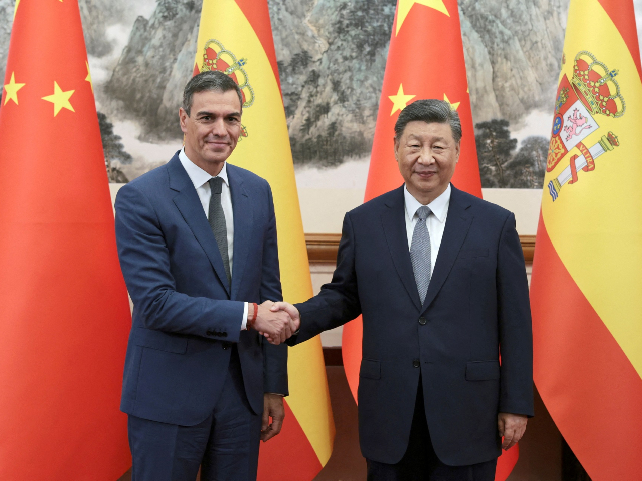 President Xi Jinping (right) is set to meet Spanish PM Pedro Sanchez on Tuesday for talks on boosting bilateral trade and investment. File photo: Reuters