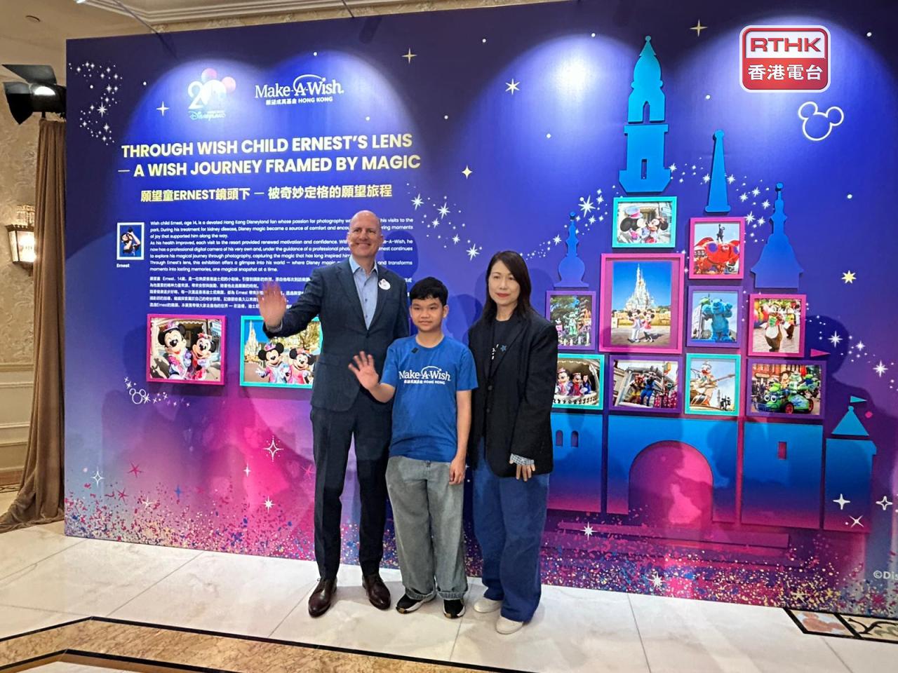 14歲的Ernest（中）願望成真，部分攝影作品在今次派對展出，並與香港迪士尼樂園度假區行政總裁施保添（左）和願望成真基金主席梁美寶（右）合照。（鄧穎琳攝）