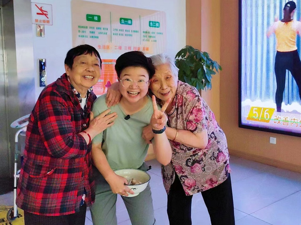 九九（中）會評估長者的護理需要、與家人的關係等，再推介合適的養老方案，至今已服務過萬個家庭。（受訪者提供）