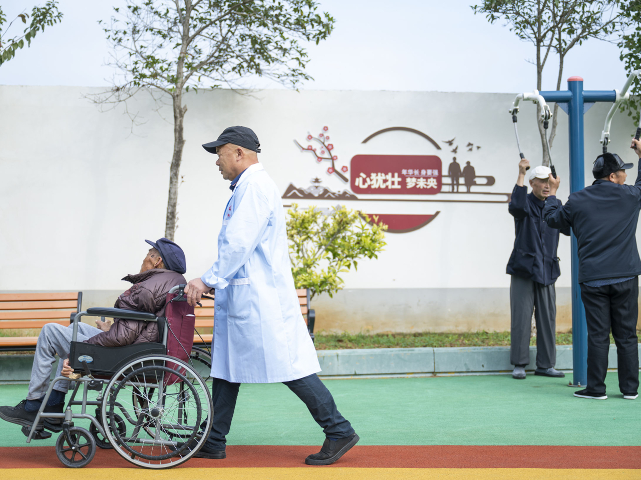 民政部早前說，與有關部門從多方面加大養老服務的支持力度，指導各地科學規劃養老服務設施，加强養老服務人才培養培訓。（新華社）