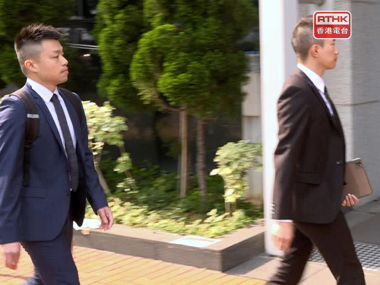 事發時擔任現場指揮官的消防處大埔消防局高級消防隊長許健安（左）作供。（梁禎祥攝）