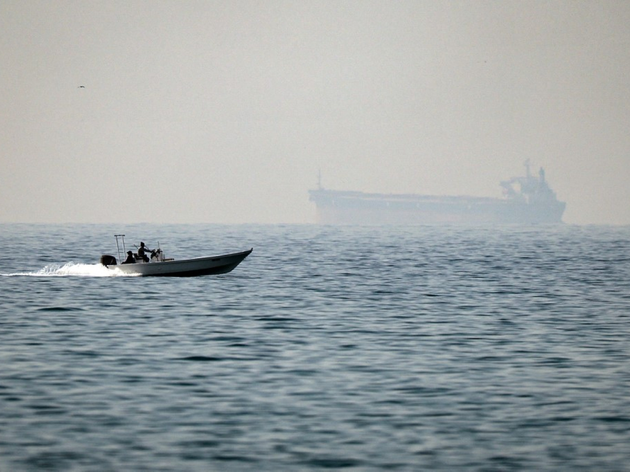 美方封鎖霍爾木茲海峽，國際油價反彈至每桶100美元以上。（法新社資料圖片）