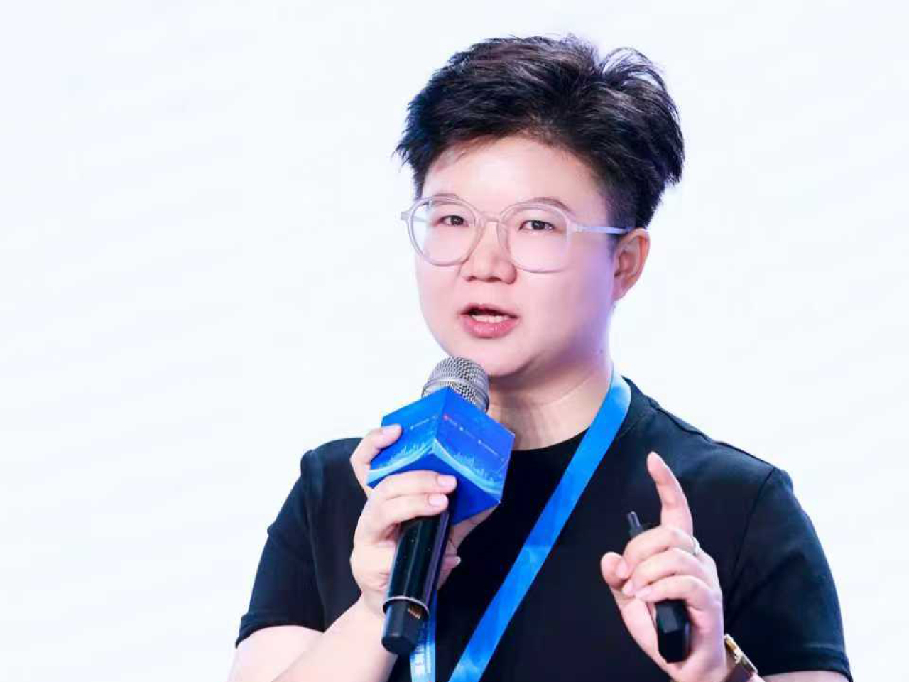 社工九九在重慶為有失去活動能力、認知功能退化長者的家庭進行「一對一」諮詢，度身訂造養老方案。（受訪者提供）