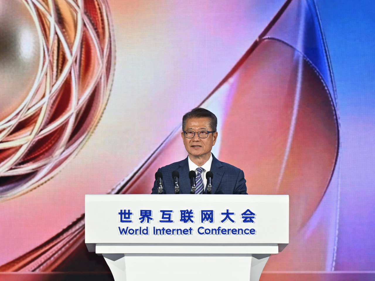 陳茂波說，AI在多個領域已協助人類作出更快更準確的決定，但最終判斷權仍必須牢牢掌握在人手中。（政府新聞處）