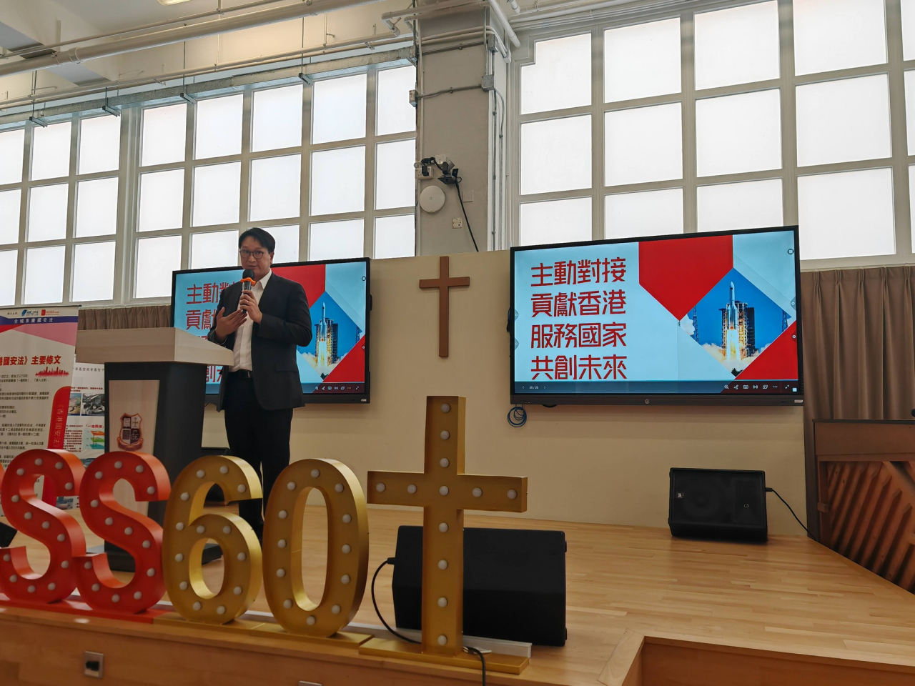 鄧家彪向中學生講解「十五五」規劃。（鄧家彪社交專頁）