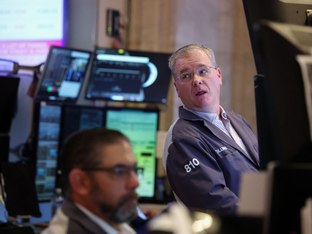 道瓊斯指數較早時報47569點，跌347點，跌幅0.72%，標普500指數及納指跌0.3%或以上。（路透社資料圖片）