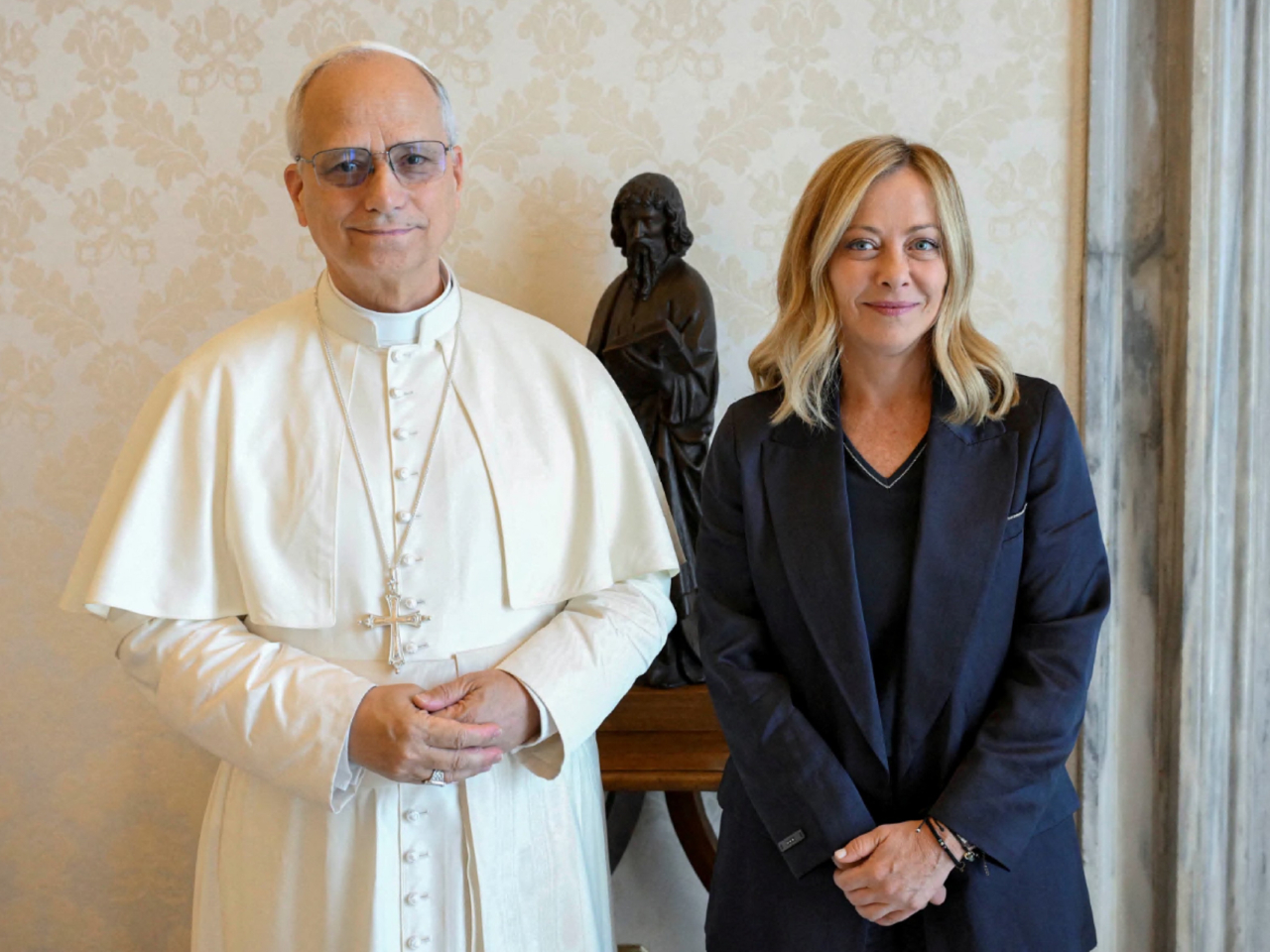 梅洛尼（右）說良十四世（左）譴責一切形式的戰爭是理所當然。（路透社資料圖片）