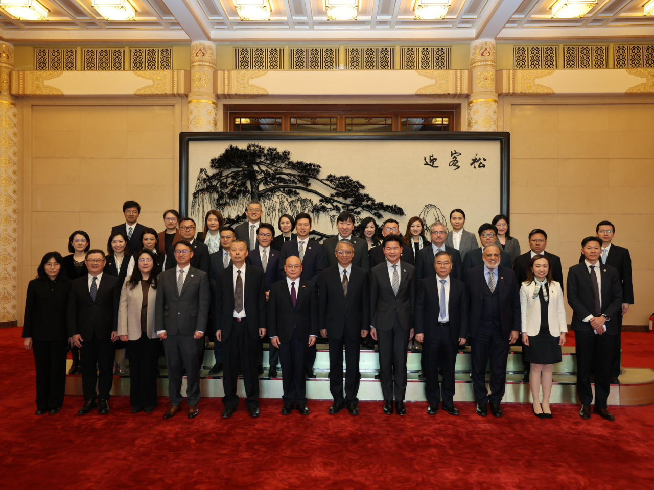香港律師會會長湯文龍率領的代表團，昨日獲全國人大常委會基本法委員會主任沈春耀及副主任雷建斌接見。（香港律師會社交網站圖片）