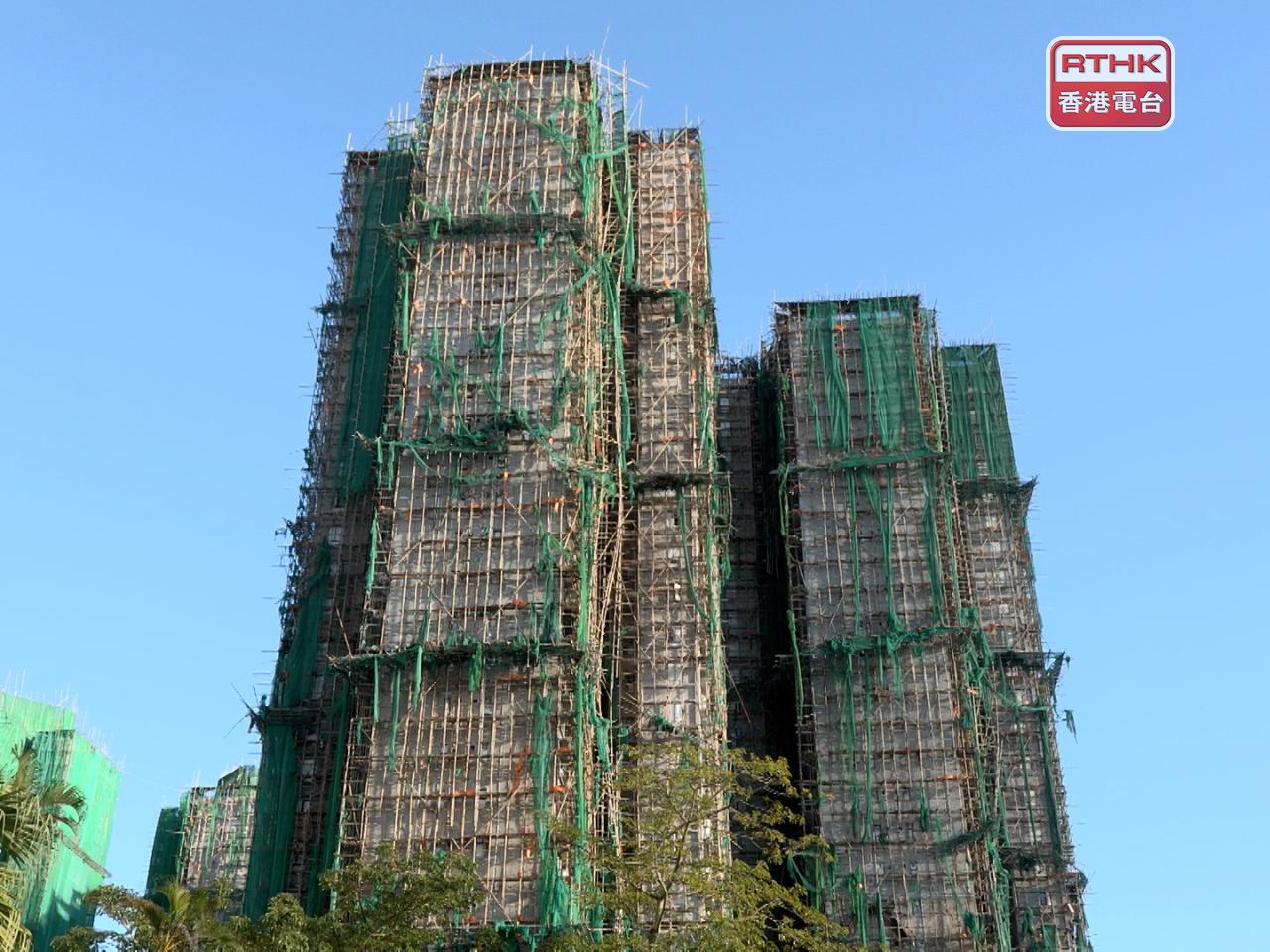 警方今日上午派員到單位跟進，在單位內找到現金及首飾等，正有待相關人士確認。（港台圖片）