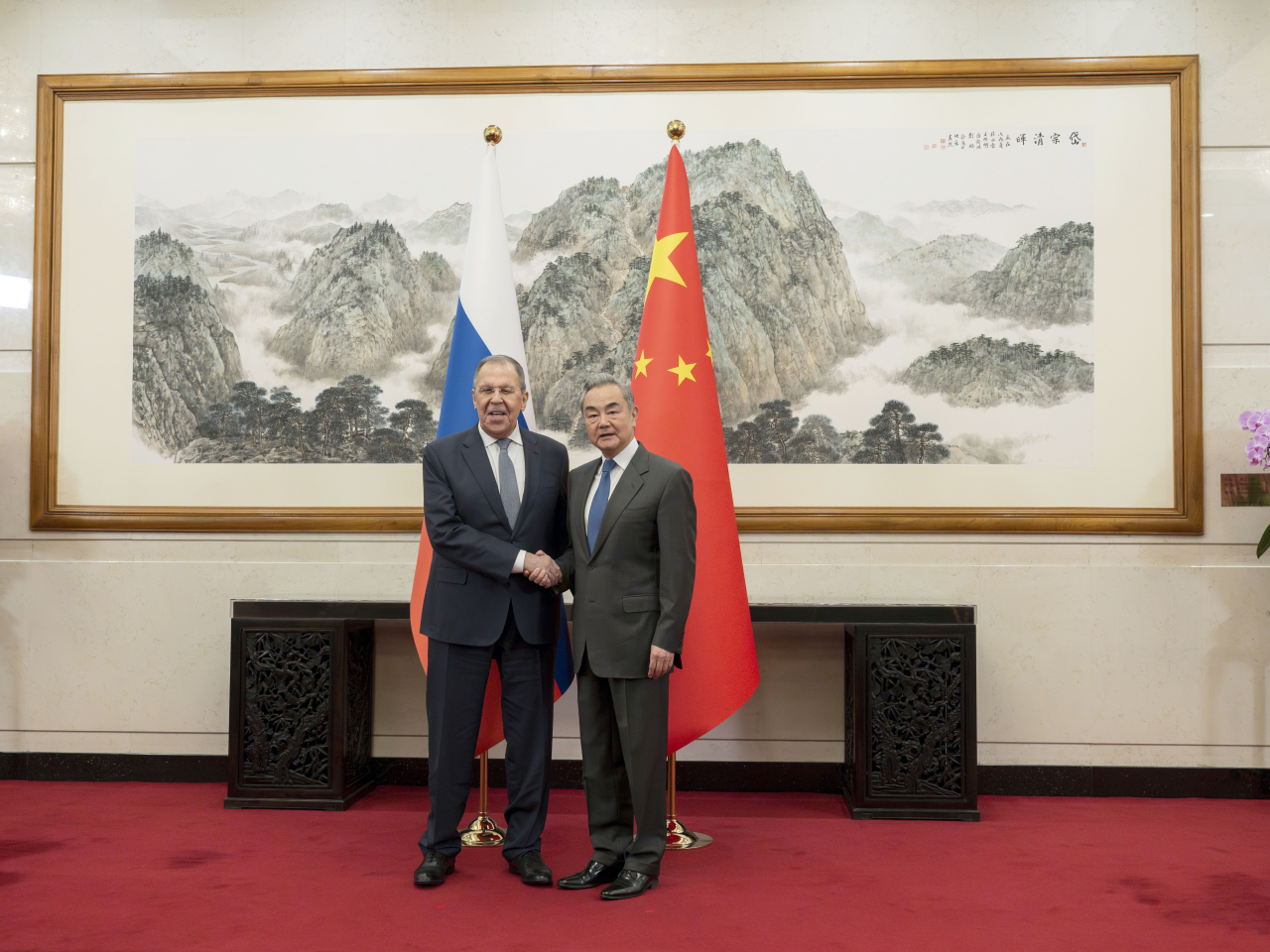 王毅在北京與拉夫羅夫會談。（新華社）