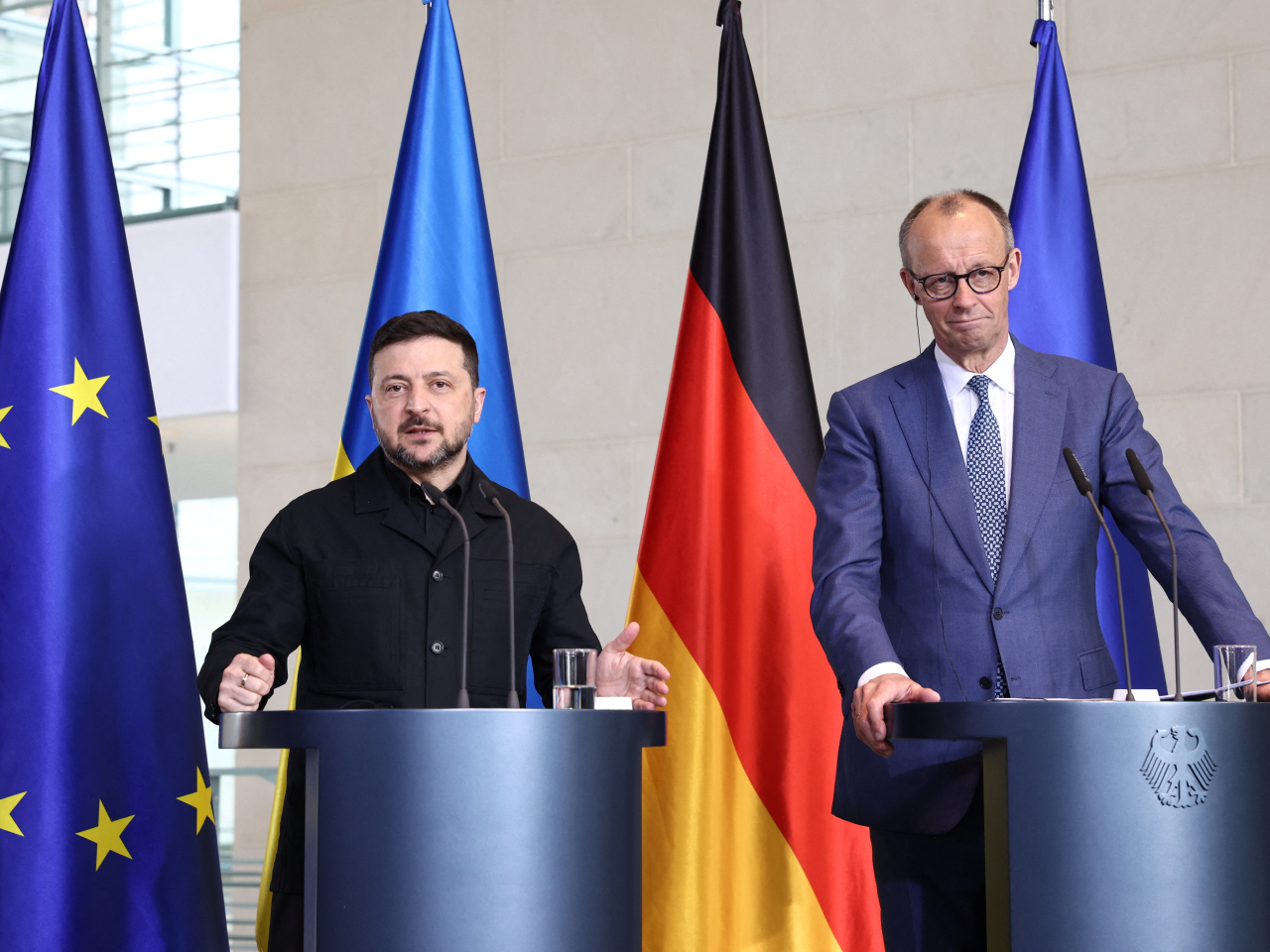 默茨（右）與澤連斯基（左）舉行聯合記者會。 （路透社）