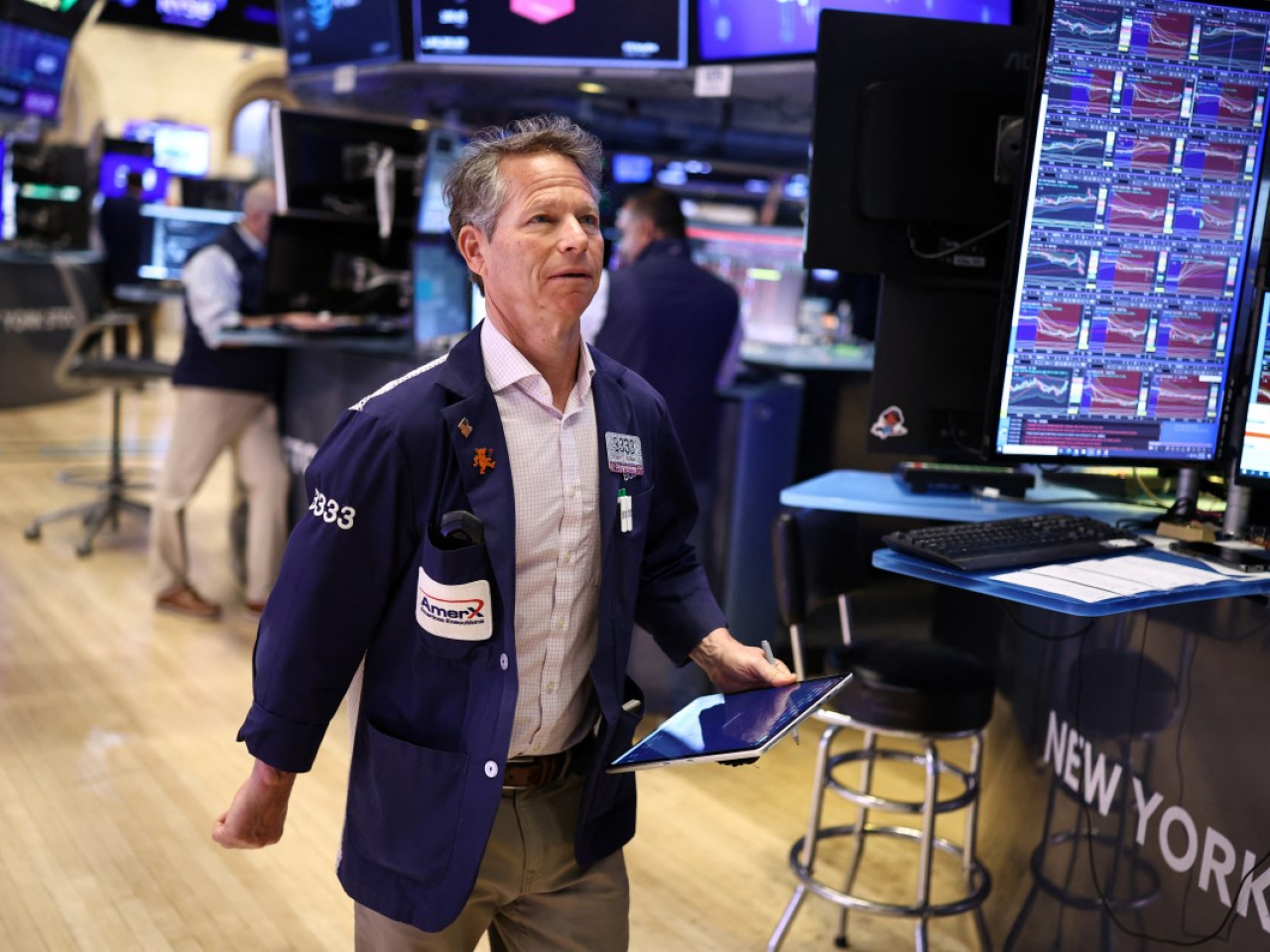 道瓊斯指數最多升逾370點，收市報48535點，升317點，升幅近0.7%。（法新社資料圖片）