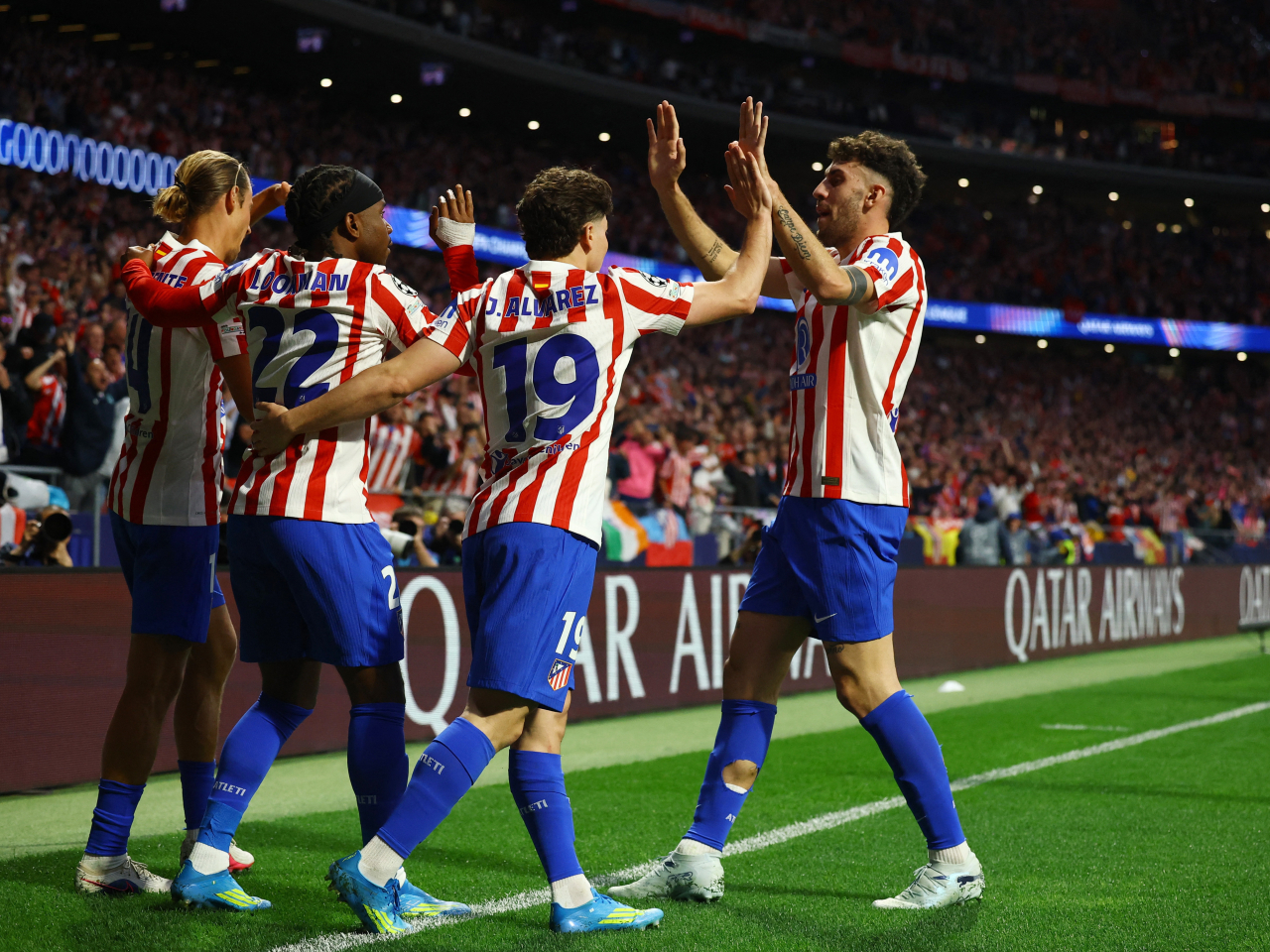 馬體會球員慶祝取得入球。（路透社）