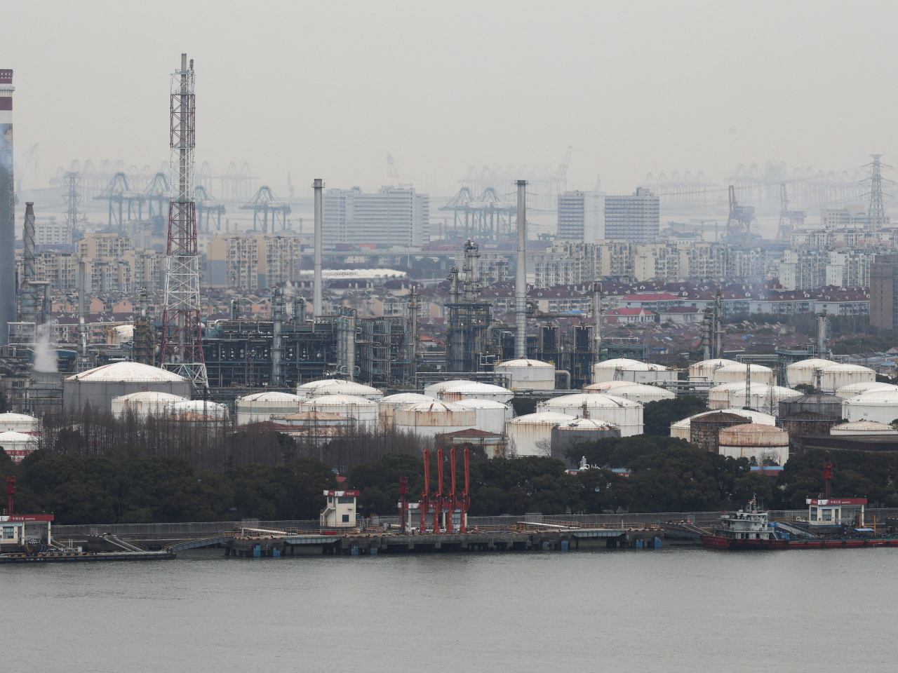 劉鵬宇表示，全球能源市場面臨的短缺，源於中東的緊張局勢，呼籲立即終止軍事行動。（路透社資料圖片）