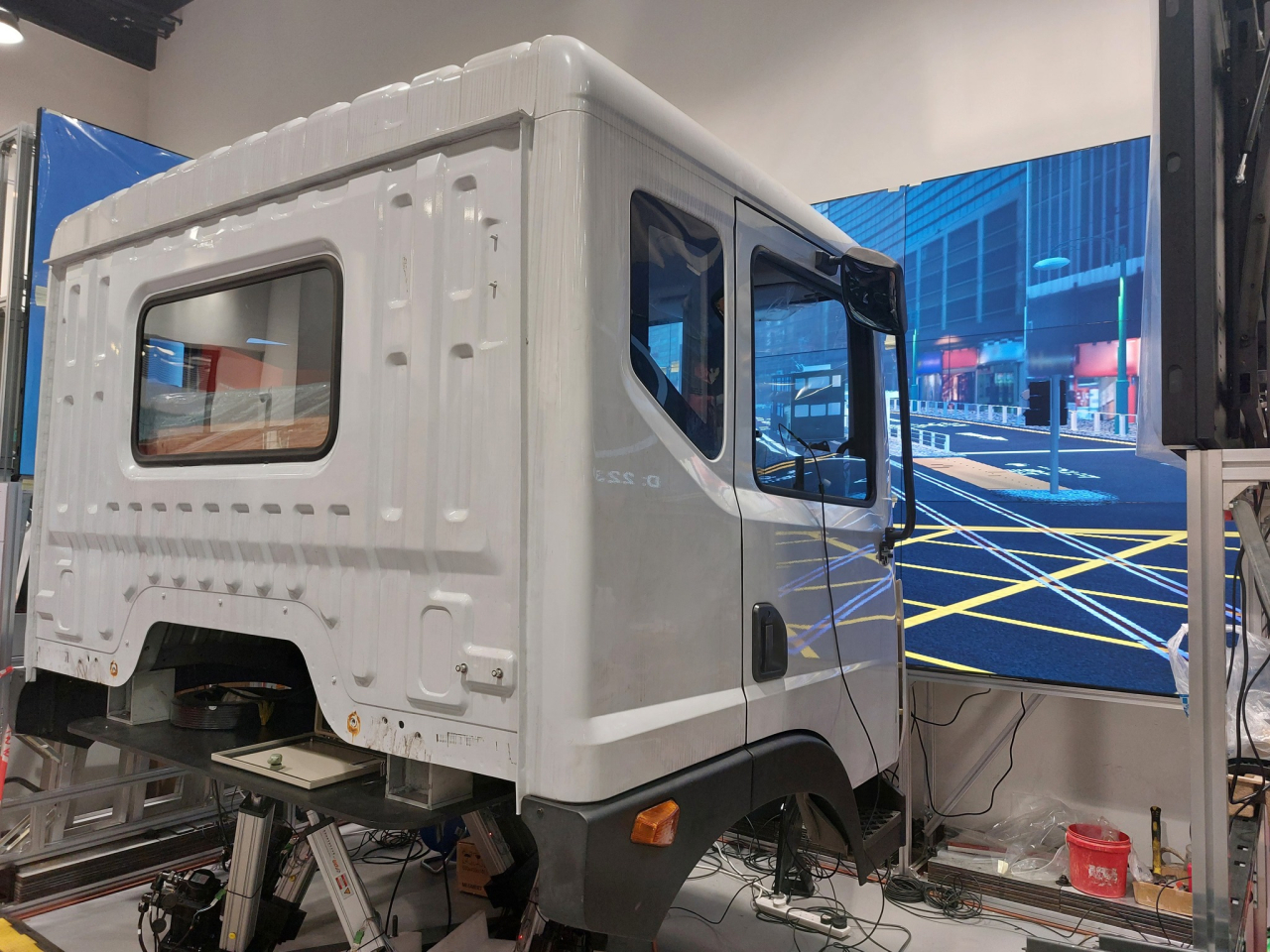 智慧交通基金資助大學研發貨櫃車智能駕駛訓練系統，為貨櫃車司機提供虛擬真實場景訓練。（運輸署社交網站圖片）